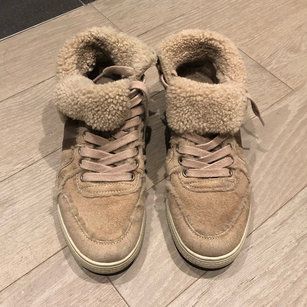 GUCCI fuZzy sneakers